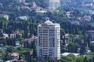 panorama della città con vista dell'edificio. Yalta, Crimea foto