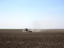 campo arato dal trattore in terra marrone sulla natura aperta della campagna foto