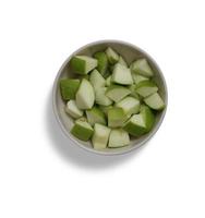 mela verde in tazza frutta isolata con fetta e foglie isolate e verdure di raccolta su un bianco
