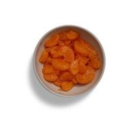 arancia in tazza frutta isolata con fetta e foglie isolate e verdure di raccolta su un bianco foto