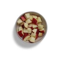 mela rossa in tazza frutta isolata con fetta e foglie isolate e verdure di raccolta su un bianco