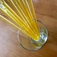 bastoncini d'api gialli giacciono magnificamente sul tavolo da cucina in legno, gustoso dessert al miele biologico foto