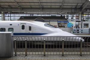 kyoto, giappone, 2016 - treno ad alta velocità shinkansen n700 alla stazione di kyoto in giappone. I treni della serie n700 hanno una velocità massima di 300 km/h. foto