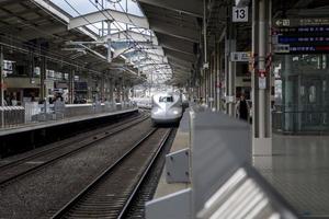 kyoto, giappone, 2016 - treno ad alta velocità shinkansen n700 alla stazione di kyoto in giappone. I treni della serie n700 hanno una velocità massima di 300 km/h. foto