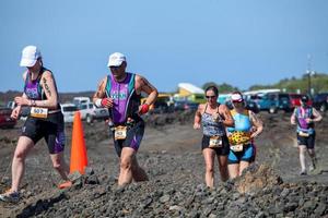 waikoloa, usa, 2011 - corridori non identificati sul triathlon lavaman a waikoloa, hawaii. si svolge in formato olimpico: 1,5 km di nuoto, 40 km in bicicletta e 10 km di corsa. foto