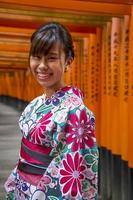 kyoto, giappone, 2016 - donna non identificata al passaggio pedonale nel santuario di fushimi inari a kyoto, in giappone. questo santuario popolare ha 32.000 sotto-santuari in tutto il Giappone foto