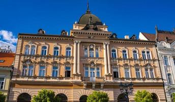 tradizionale edificio in stile neo-barocco a novi sad, serbia