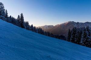 pendio vuoto nel tramonto a Garmisch partenkirchen foto