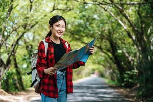 le turiste stanno in piedi e guardano la mappa sulla strada. foto