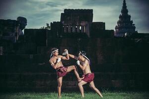 due pugili combattono con le arti marziali del muay thai. foto