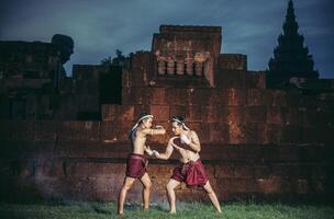 due pugili combattono con le arti marziali del muay thai. foto