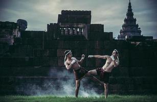 due pugili combattono con le arti marziali del muay thai. foto