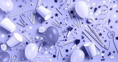 sfondo della festa di compleanno con palloncini, coriandoli, candele, caramelle e altri articoli per feste vista dall'alto piatta tonica con colori molto peri