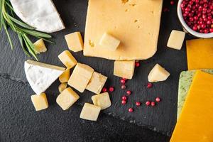 piatto di formaggi assortiti tipi di formaggio brie, camembert, parmigiano, cheddar foto