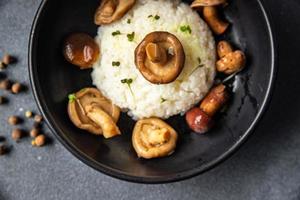 riso risotto ai funghi pasto sano cibo vegano o vegetariano senza carne foto