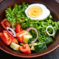 insalata di verdure uova sode cetriolo, pomodoro, cipolla, lattuga dieta sana cheto o paleo foto