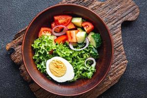 insalata di verdure uova sode cetriolo, pomodoro, cipolla, lattuga dieta sana cheto o paleo foto