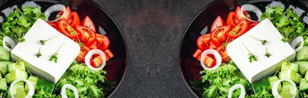 insalata di feta mix di verdure pasto sano sfondo rustico foto