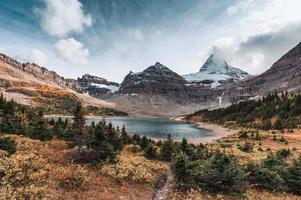 scenario del monte assiniboine con il lago magog nella foresta autunnale al parco provinciale foto