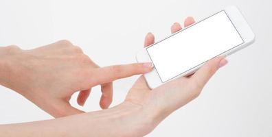 Mano femminile toccando il telefono srceen vuoto isolato su sfondo bianco, spazio di copia foto