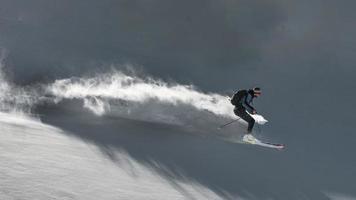 sciatore in neve fresca fuori pista foto