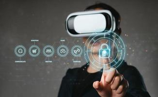 donna che indossa occhiali vr che si connette al sistema metaverse di Internet con esercizi, giochi, riunioni, shopping online. e comunicazione nel metaverso, la tecnologia digitale del futuro foto