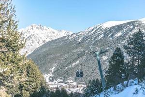 grandvalira, andorra, 2021 - cabinovia presso la stazione sciistica di el tarter foto