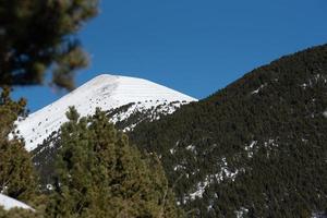 montagne innevate nei Pirenei di Andorra in inverno foto