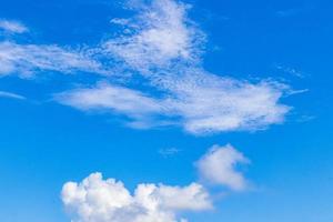 cielo blu con nuvole chimiche cielo chimico scie chimiche giornata di sole.
