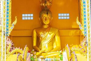 buddha dorato wat phadung tham phothi tempio khao lak thailandia. foto