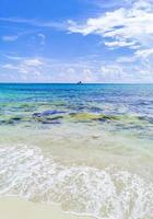 turchese acqua chiara massi pietre spiaggia messicana del carmen messico.