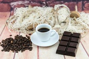 chicchi di caffè tostati con cioccolato foto