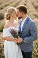 sposi nel campo di lavanda foto