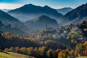 villaggio di montagna in autunno foto