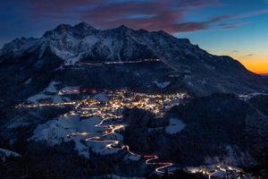 villaggio di montagna innevato foto