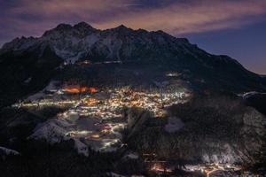 villaggio di montagna innevato foto