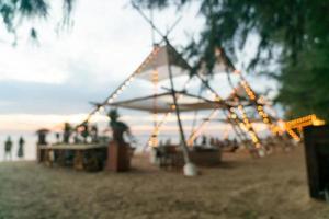 sfocatura astratta ristorante bar sulla spiaggia per lo sfondo foto