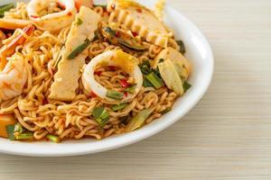 insalata piccante di noodle istantanei con carni miste foto