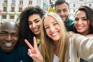 gruppo multirazziale di giovani che si fanno selfie foto