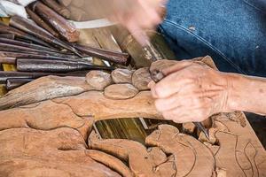 intaglio del legno artigiano. foto