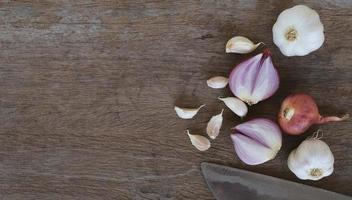 cipolla e aglio per cucinare su fondo in legno vecchio foto