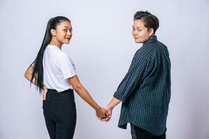 due donne amorevoli in piedi e che si tengono per mano. foto