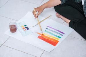 le donne disegnano e dipingono acqua su carta. foto