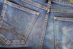 primo piano di jeans blu scuro, primo piano di jeans in denim foto