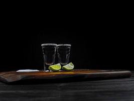 colpi di tequila argento con lime fresco foto