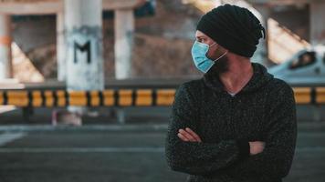 uomo con una maschera medica per protezione foto