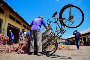 street photography, le attività comunitarie in strada diventano oggetto della fotografia. probolinggo 4 aprile 2020 foto