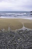 pietre in spiaggia di sabbia foto