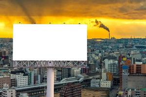 grande cartellone vuoto pronto per la nuova pubblicità con il tramonto foto