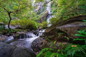 La cascata di khlong lan è una bellissima cascata nella giungla della foresta pluviale thailandia foto